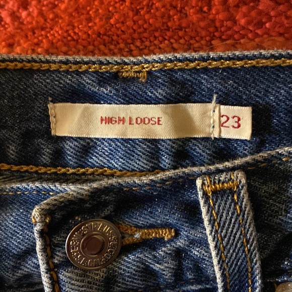 LEVI’S HIGH LOOSE JEANS CUSTOM SIZE 23 PREMIUM DENIM WITH PATCHES - Picture 5 of 8